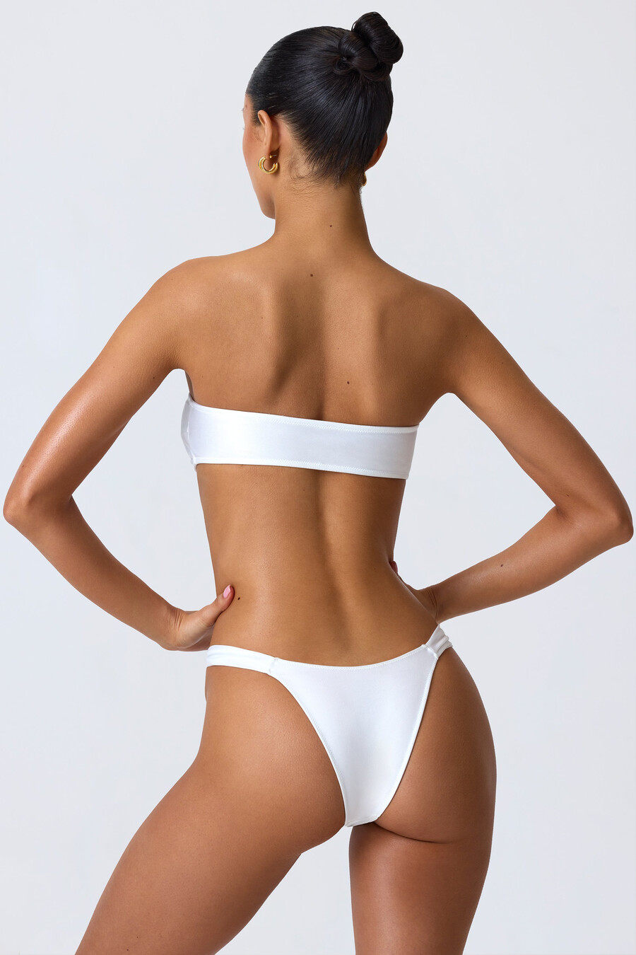 koristeltu aukkoinen bandeau-bikiniyläosa valkoisena