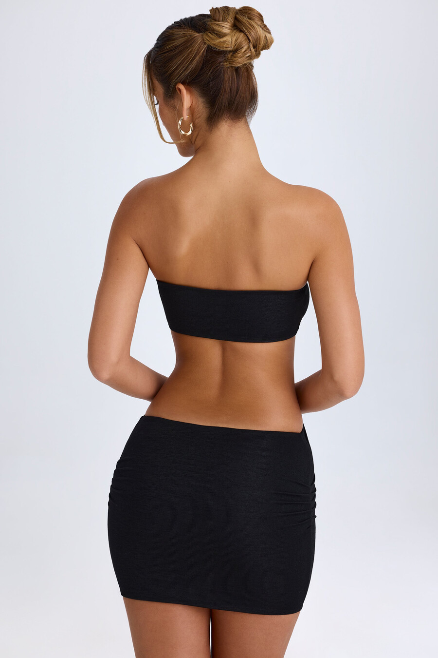 musta bandeau-kuvioinen minimekko jossa aukko