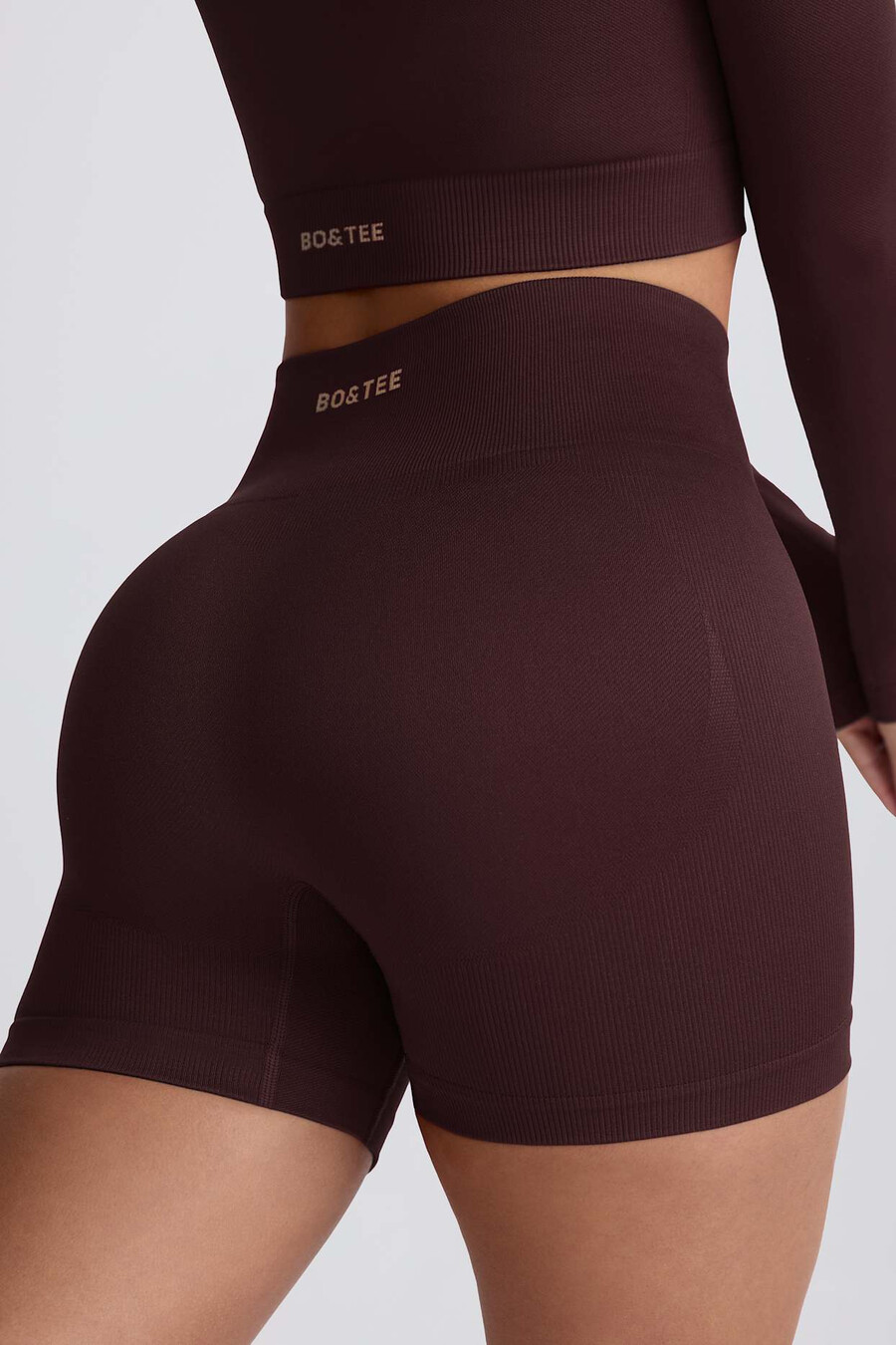 super sculpt saumattomat korkeavyötäröiset minishortsit suklaanvärisinä