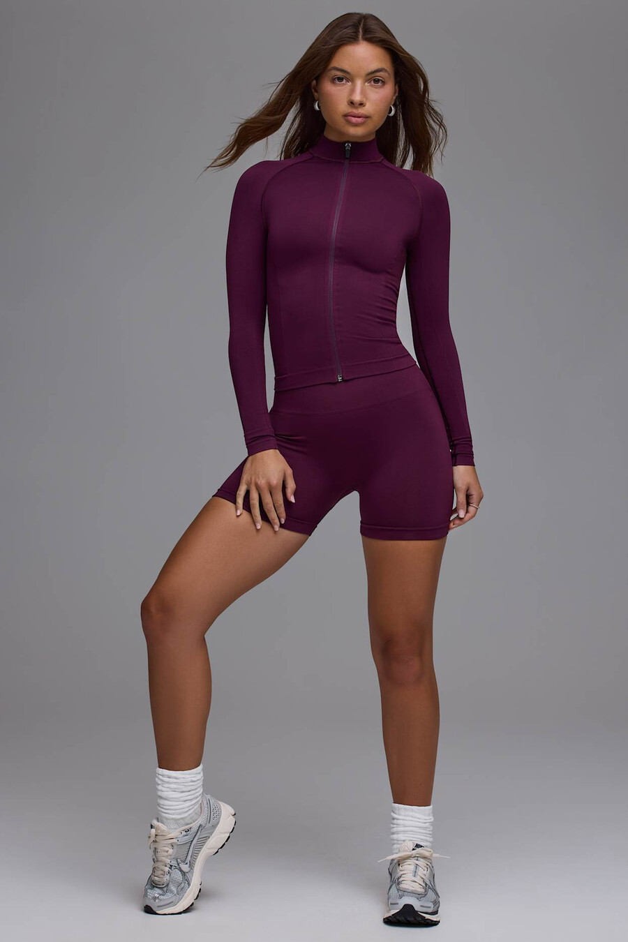 define luxe high-waist mini shorts -merkkiset shortsit värissä viininpunainen