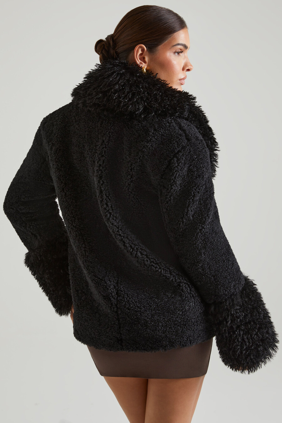 musta shearling-takki suurilla etutaskuilla