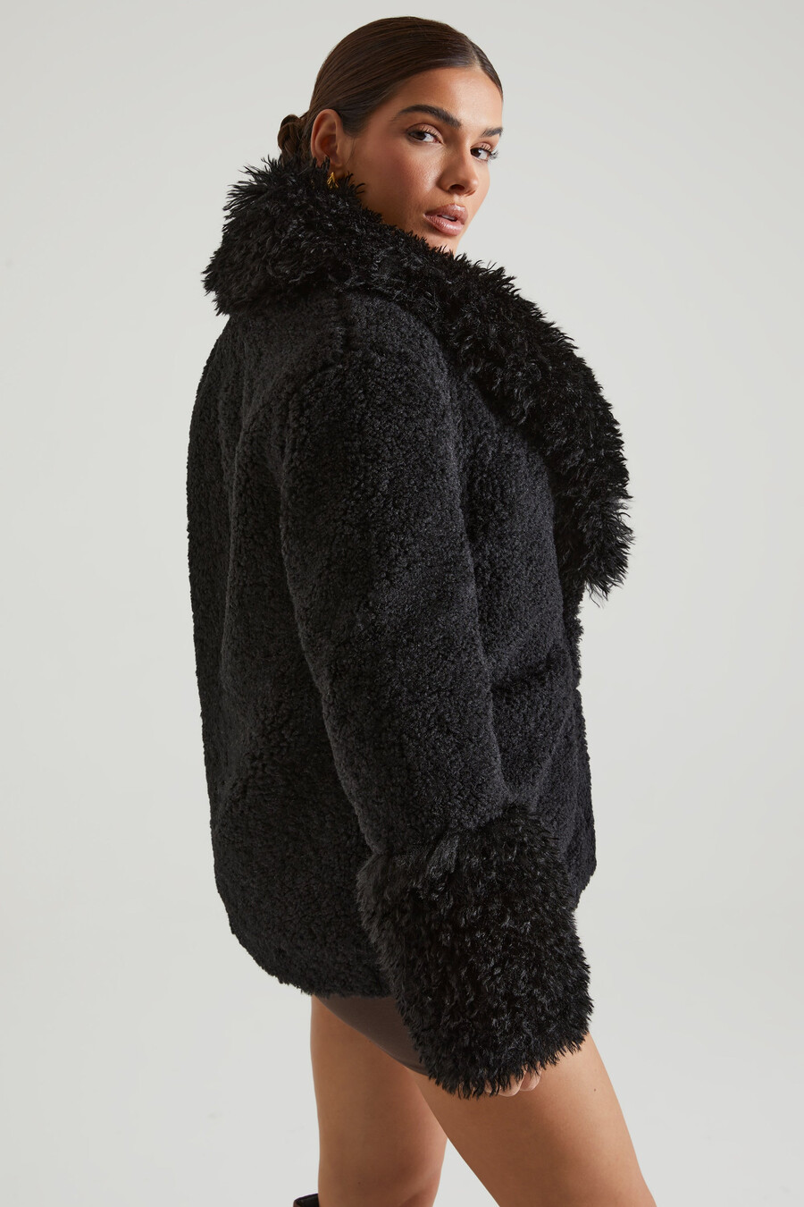 musta shearling-takki suurilla etutaskuilla