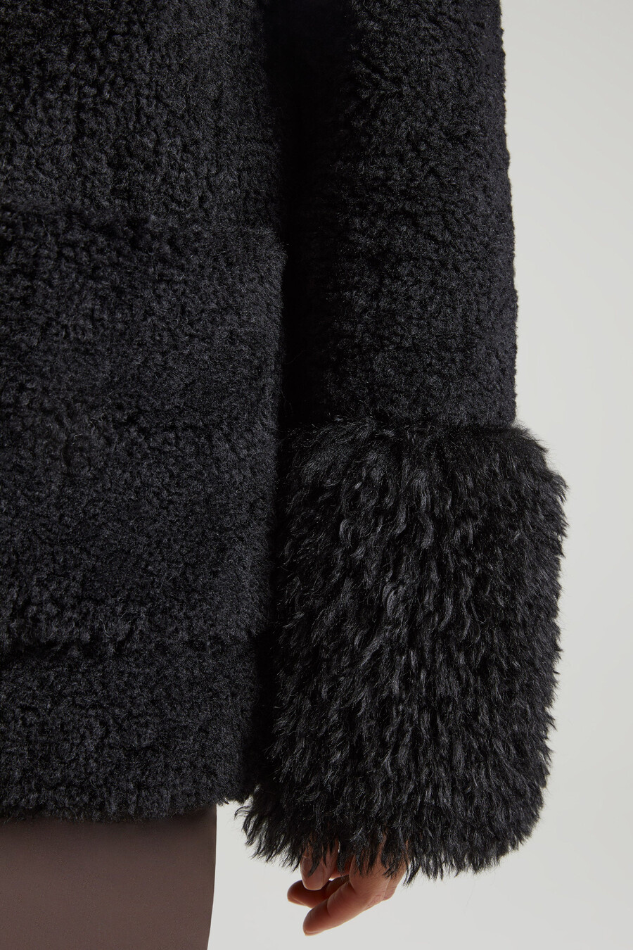 musta shearling-takki suurilla etutaskuilla