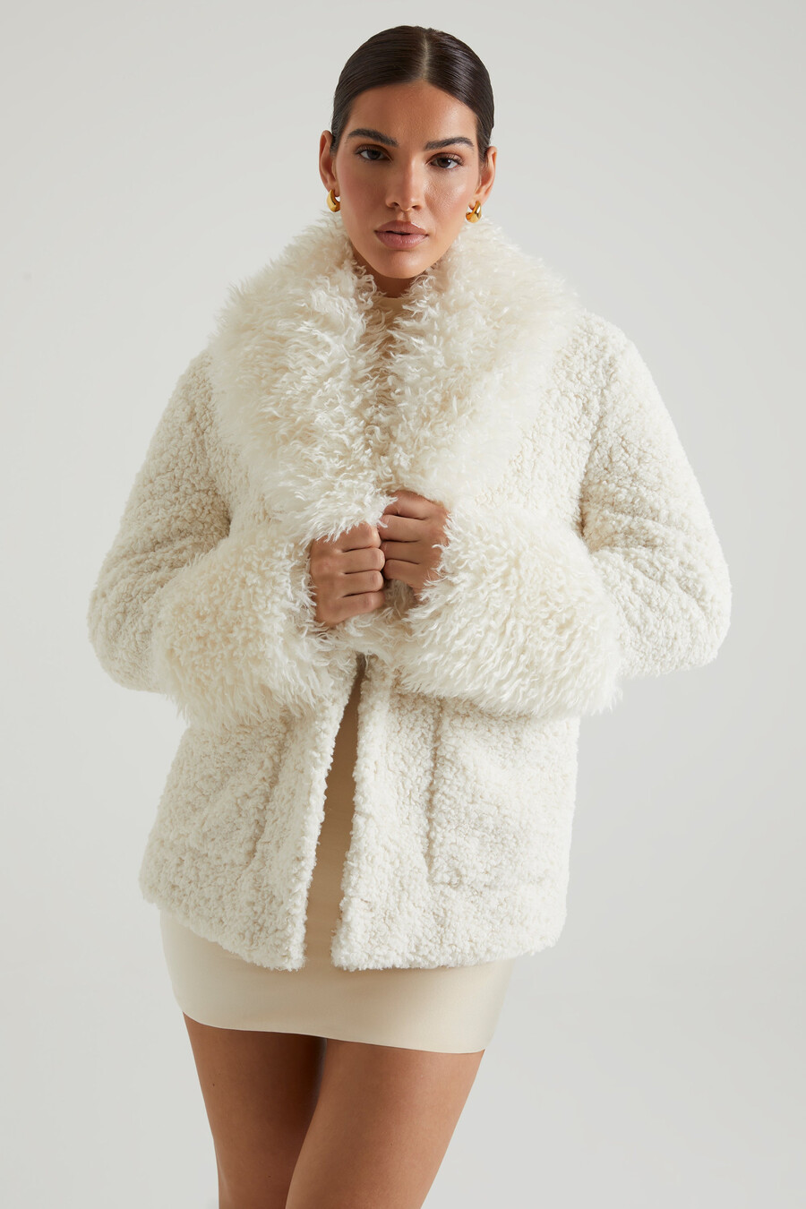 shearling-takki jossa on suuret etutaskut väri kermanvärinen