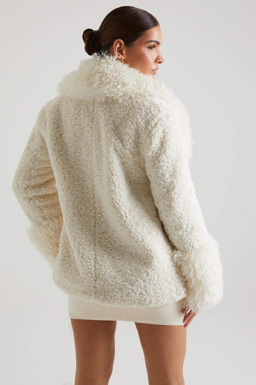 shearling-takki jossa on suuret etutaskut väri kermanvärinen