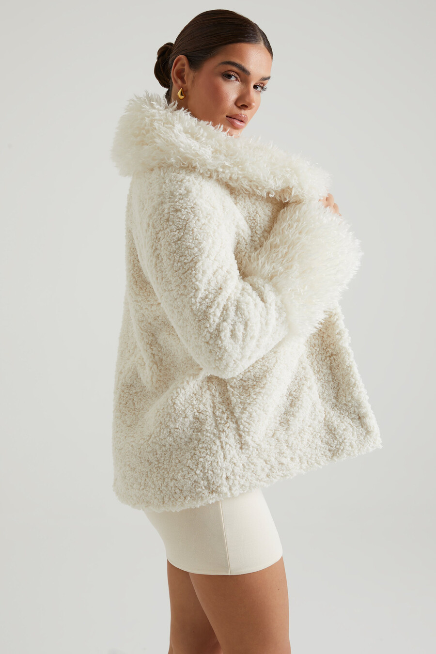 shearling-takki jossa on suuret etutaskut väri kermanvärinen