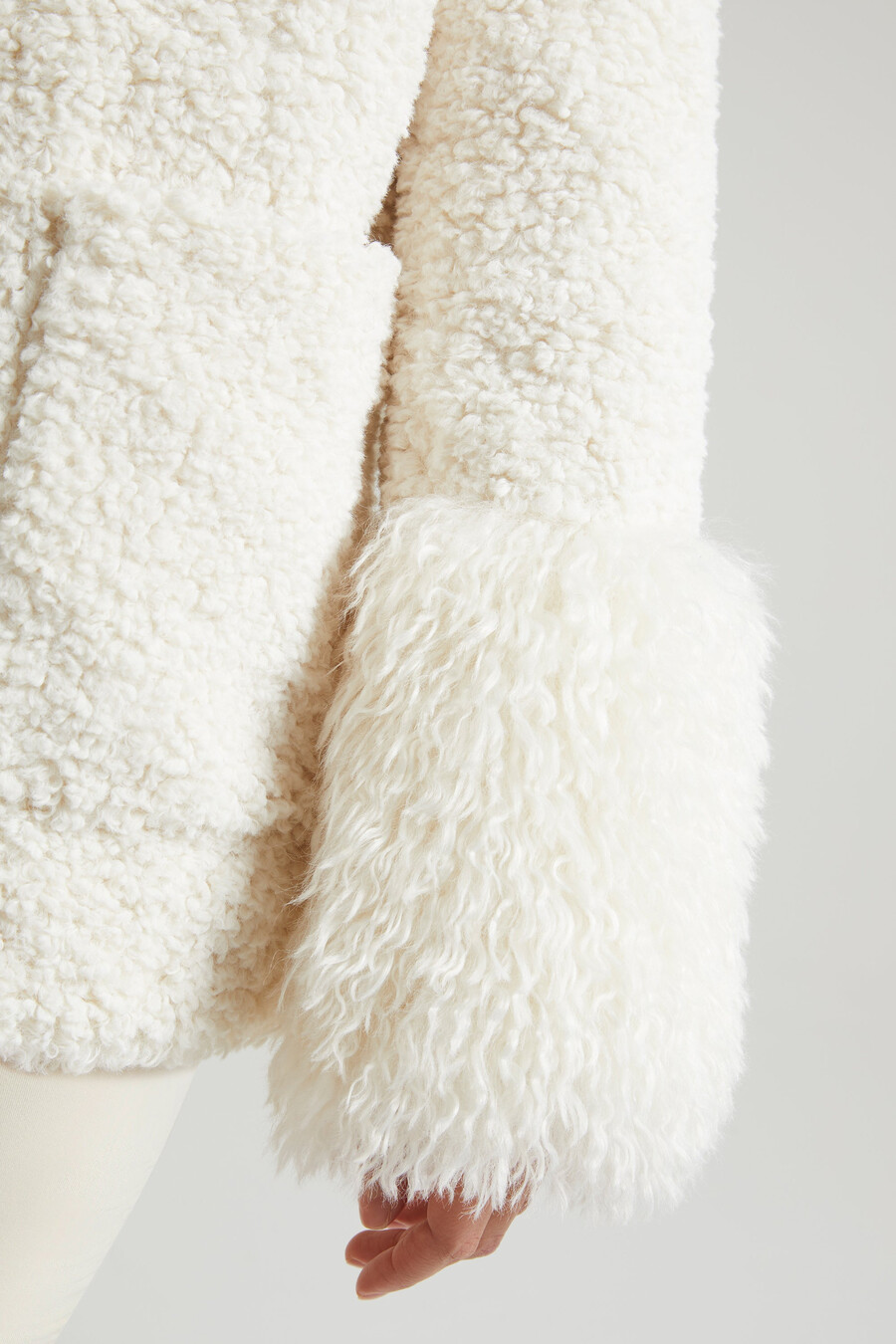 shearling-takki jossa on suuret etutaskut väri kermanvärinen