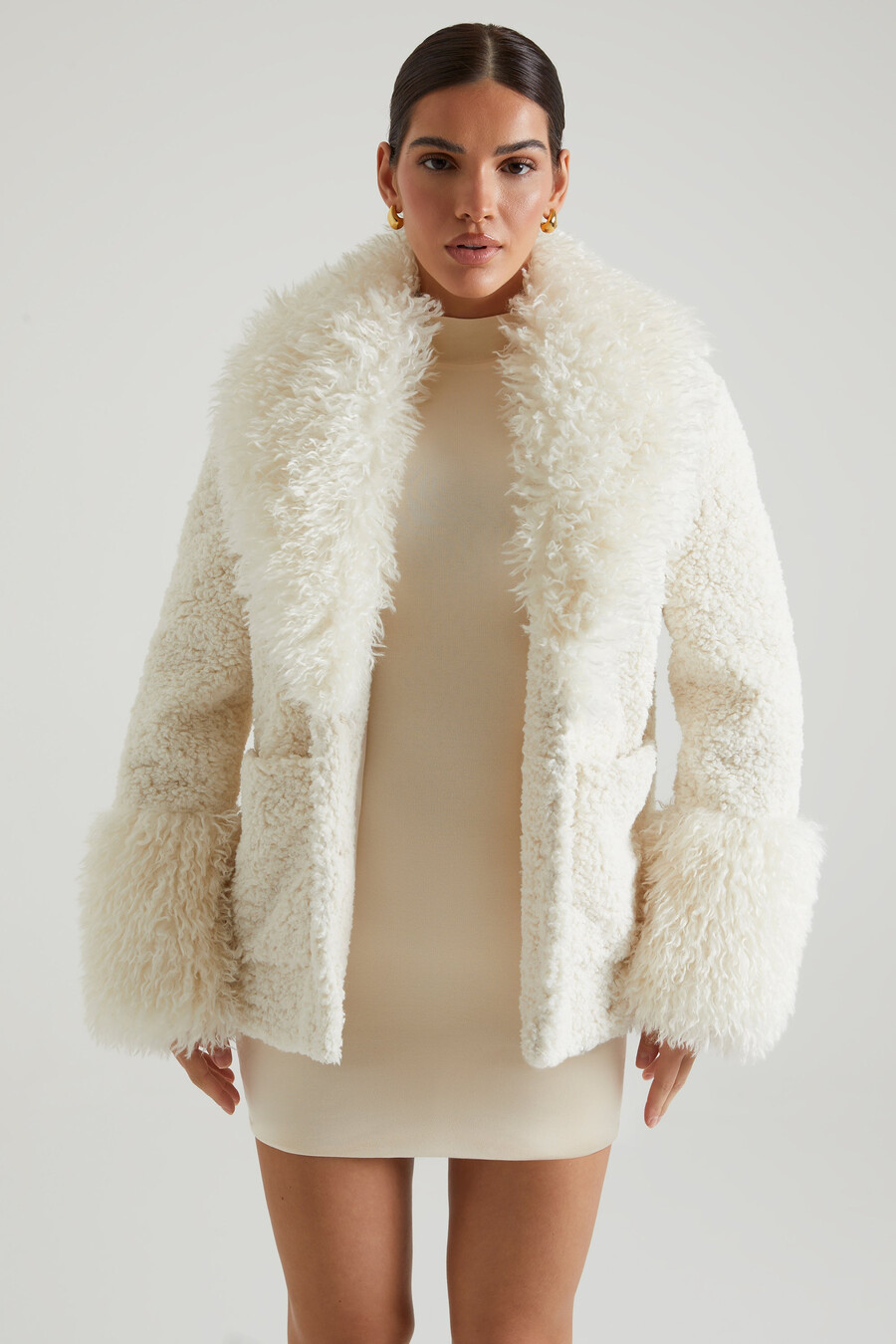 shearling-takki jossa on suuret etutaskut väri kermanvärinen