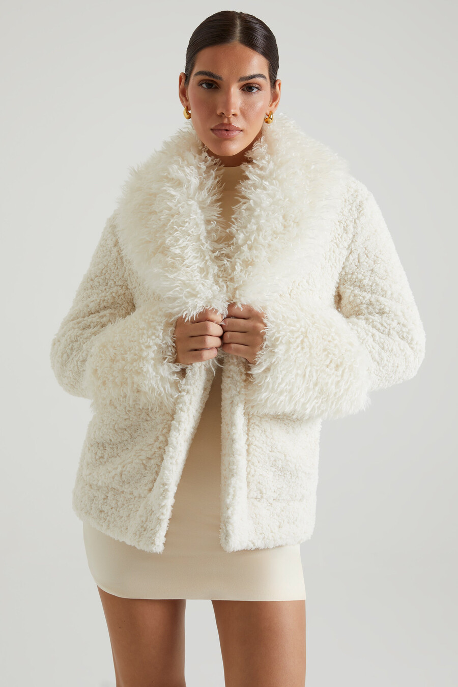 shearling-takki jossa on suuret etutaskut väri kermanvärinen