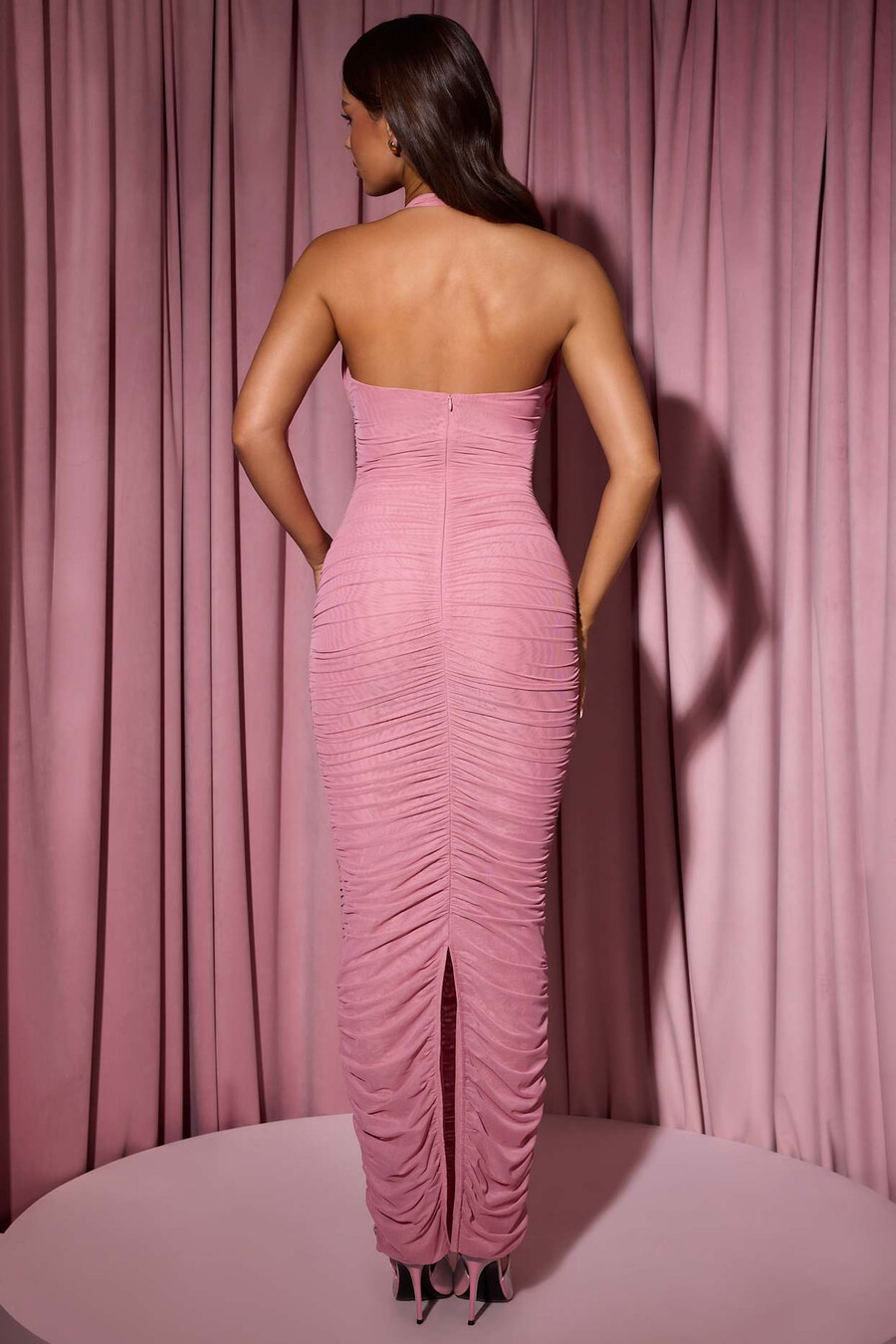 rusetilla koristeltu rypytetty halterneck-maksimekko väri dusty pink