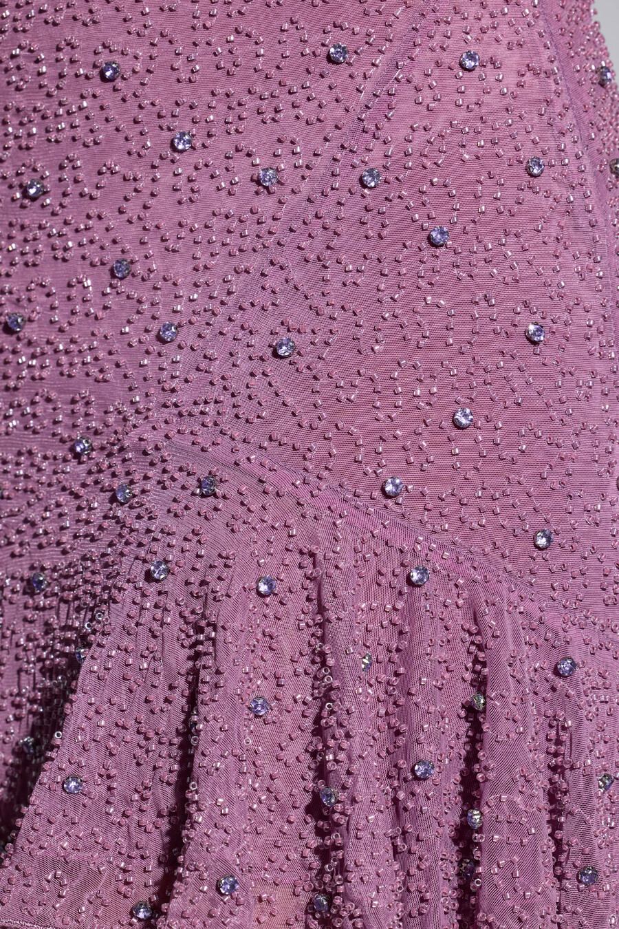koristeltu kylmäolkapäällinen minimekko viininpunaisessa