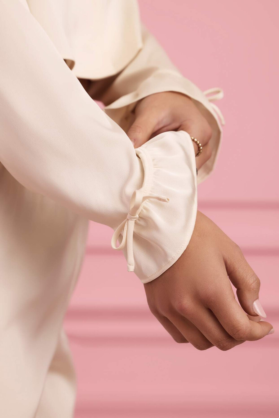 röyhelöreunuksella varustettu lyhyt pyjamapaita norsunluunvärisenä