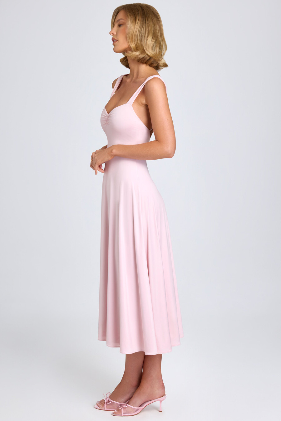 sweetheart-kauluksinen rypytetty midaxi-mekko värissä blush
