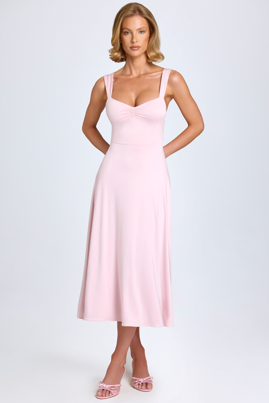 sweetheart-kauluksinen rypytetty midaxi-mekko värissä blush