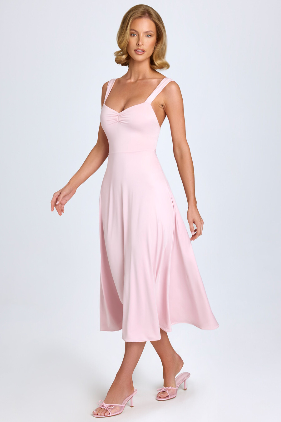 sweetheart-kauluksinen rypytetty midaxi-mekko värissä blush