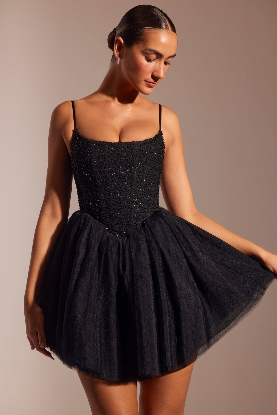 koristeltu korsetti-tyllihame-minimekko mustana