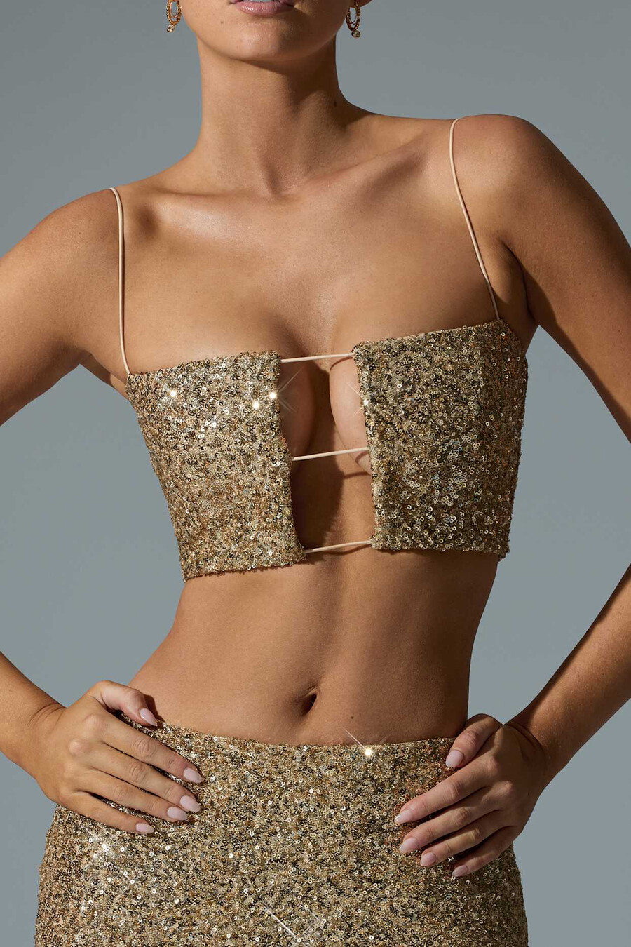 koristeltu crop toppi kultaisena