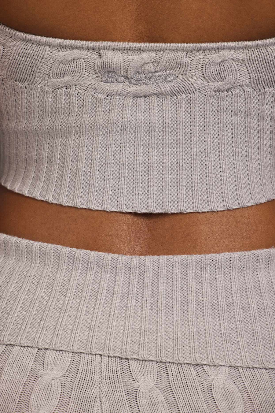 kaapelineulottu halterneck-crop-toppi harmaameleeratulla värillä