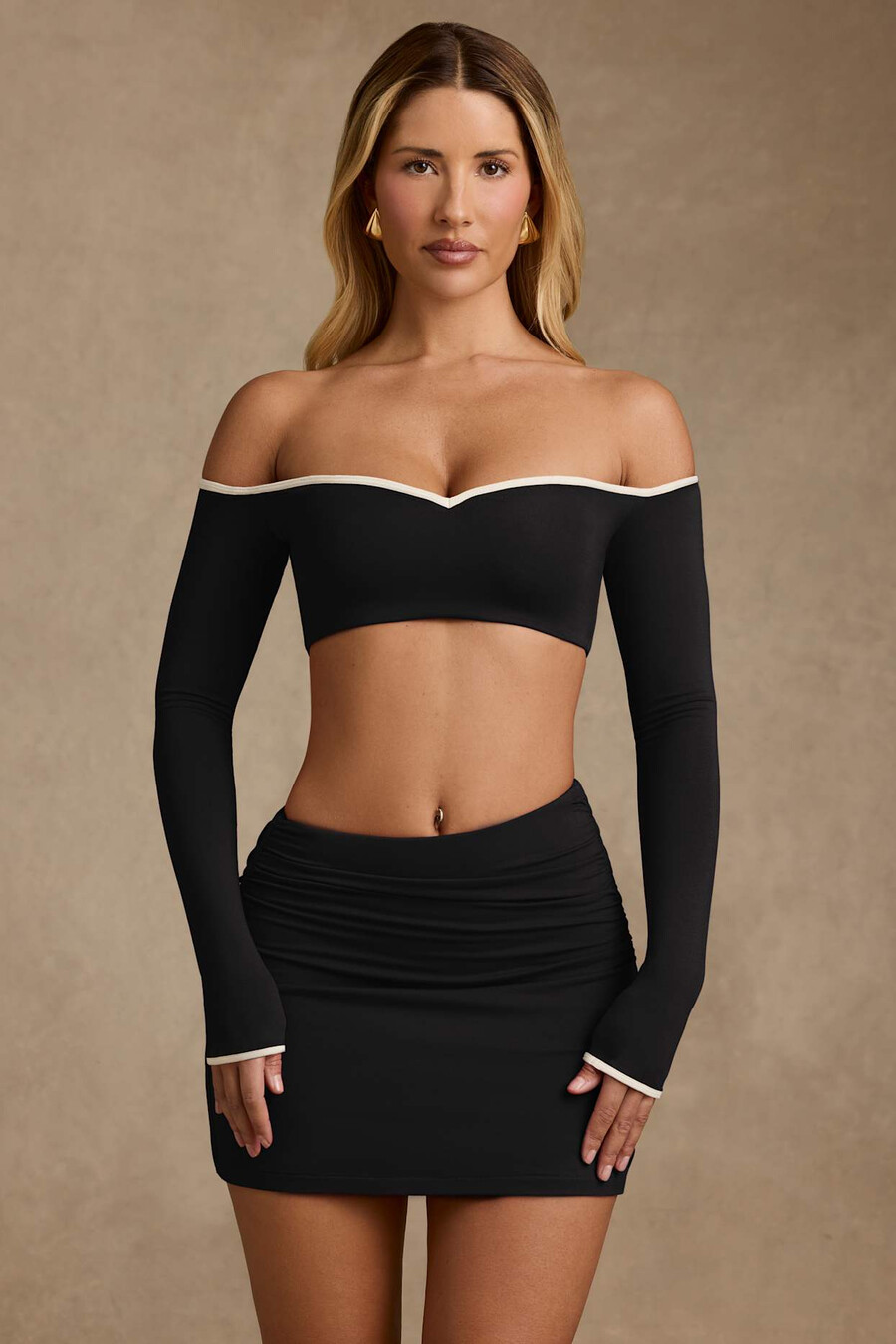 modaalinen kontrastiviimeistelty crop toppi mustana
