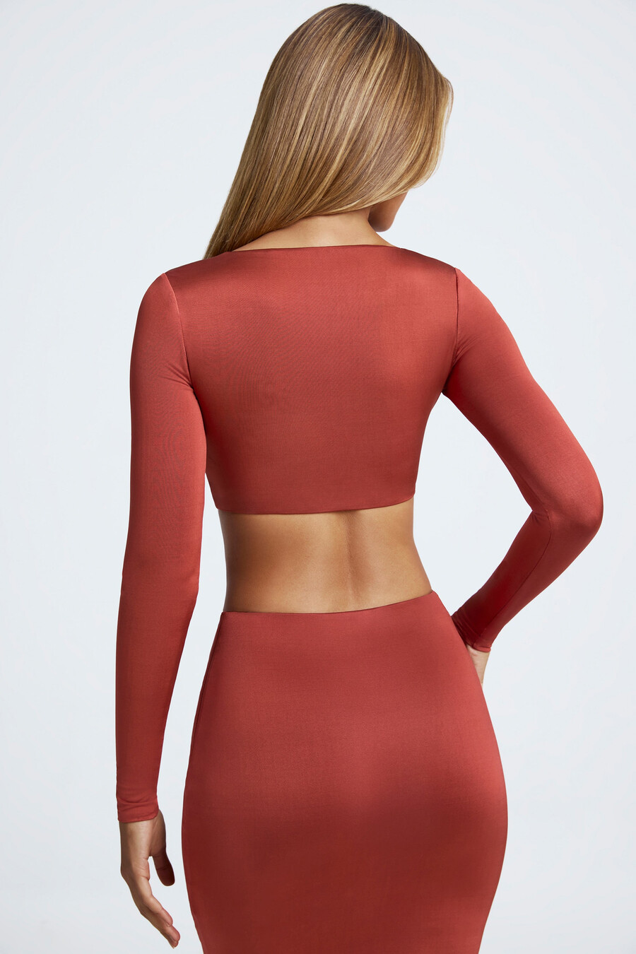 crop-toppi metalliosien yksityiskohdilla auburn brown
