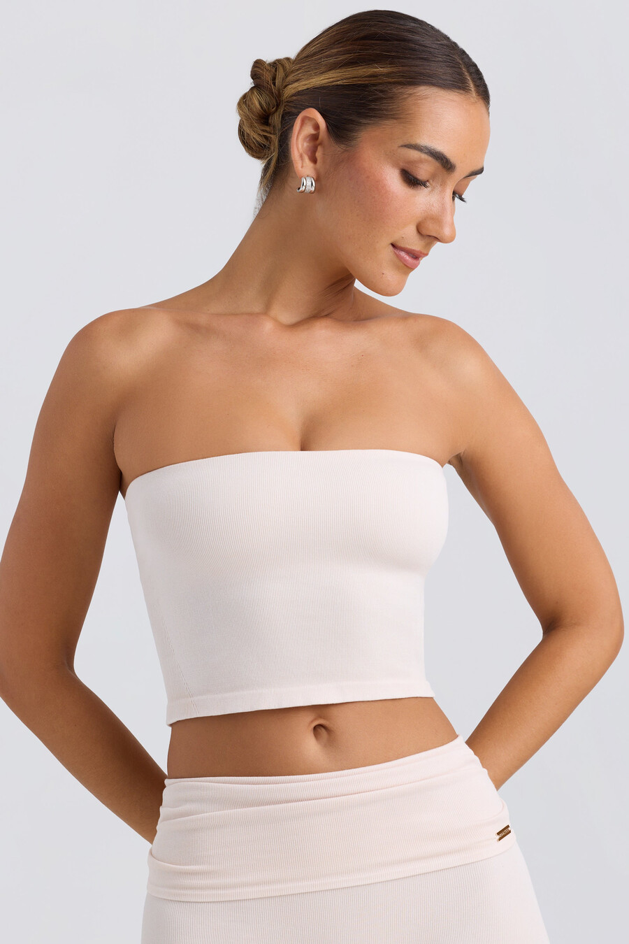 bandeau-tyylinen crop-toppi värissä washed cream